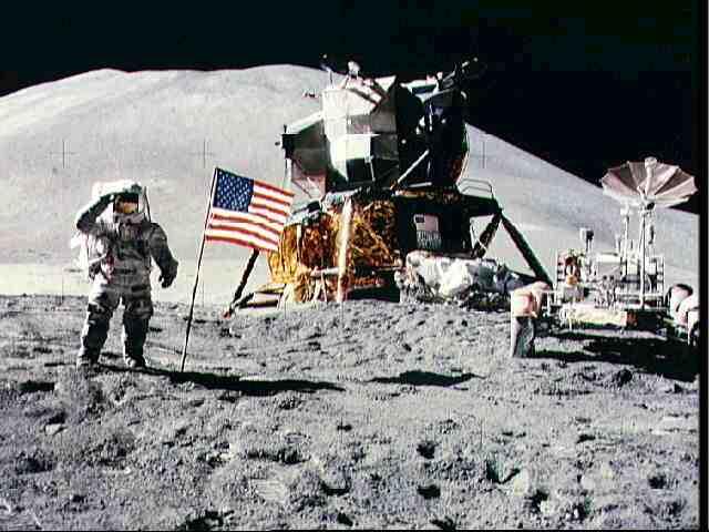 1972: Američané na Měsíci. Apollo l7, salutuje Eugen Cernan (Zdroj: NASA)